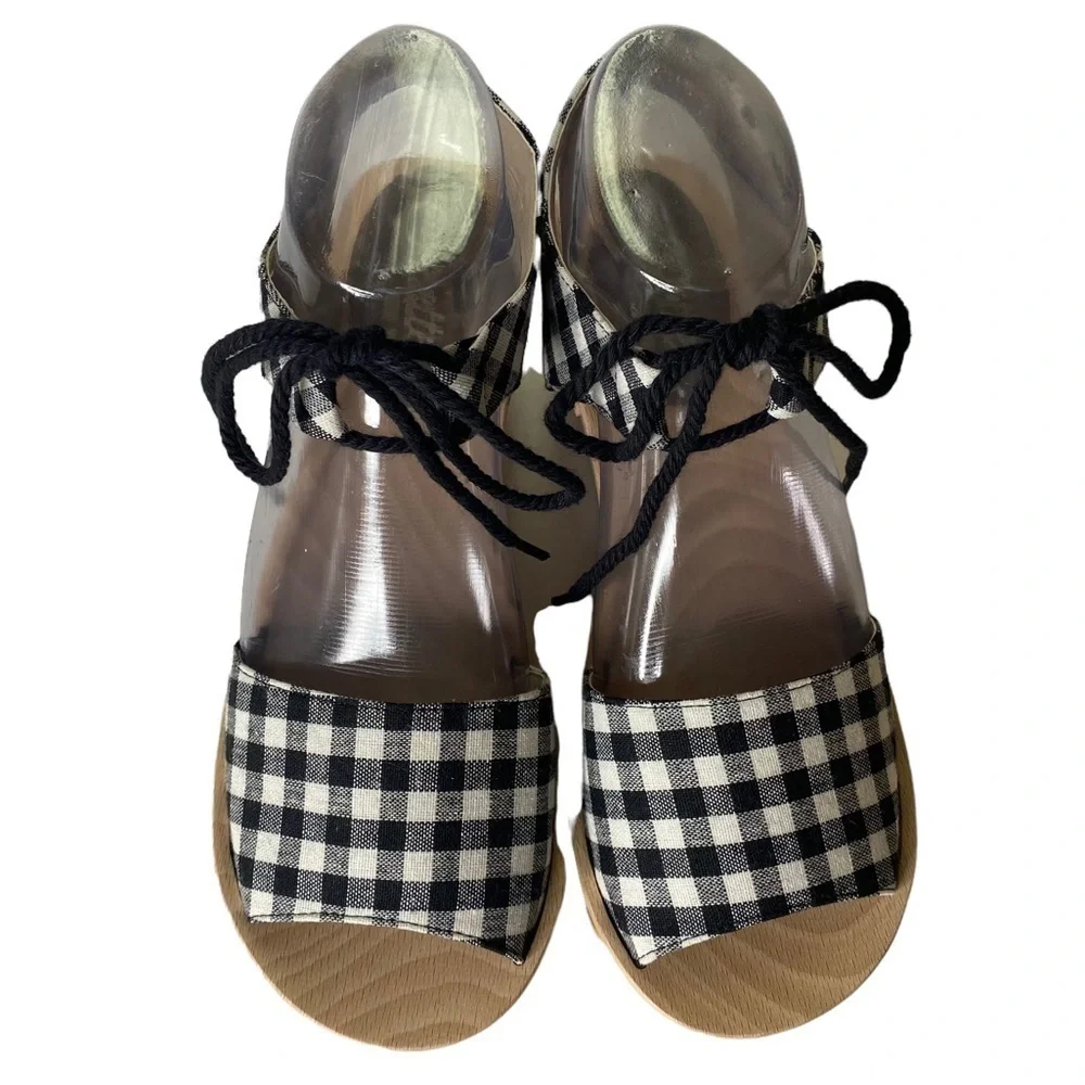 Sedette Canvas Wedge Sandals. Size 8